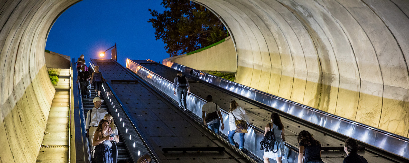 Passageiros do metrô na escada rolante na saída norte de Dupont Circle