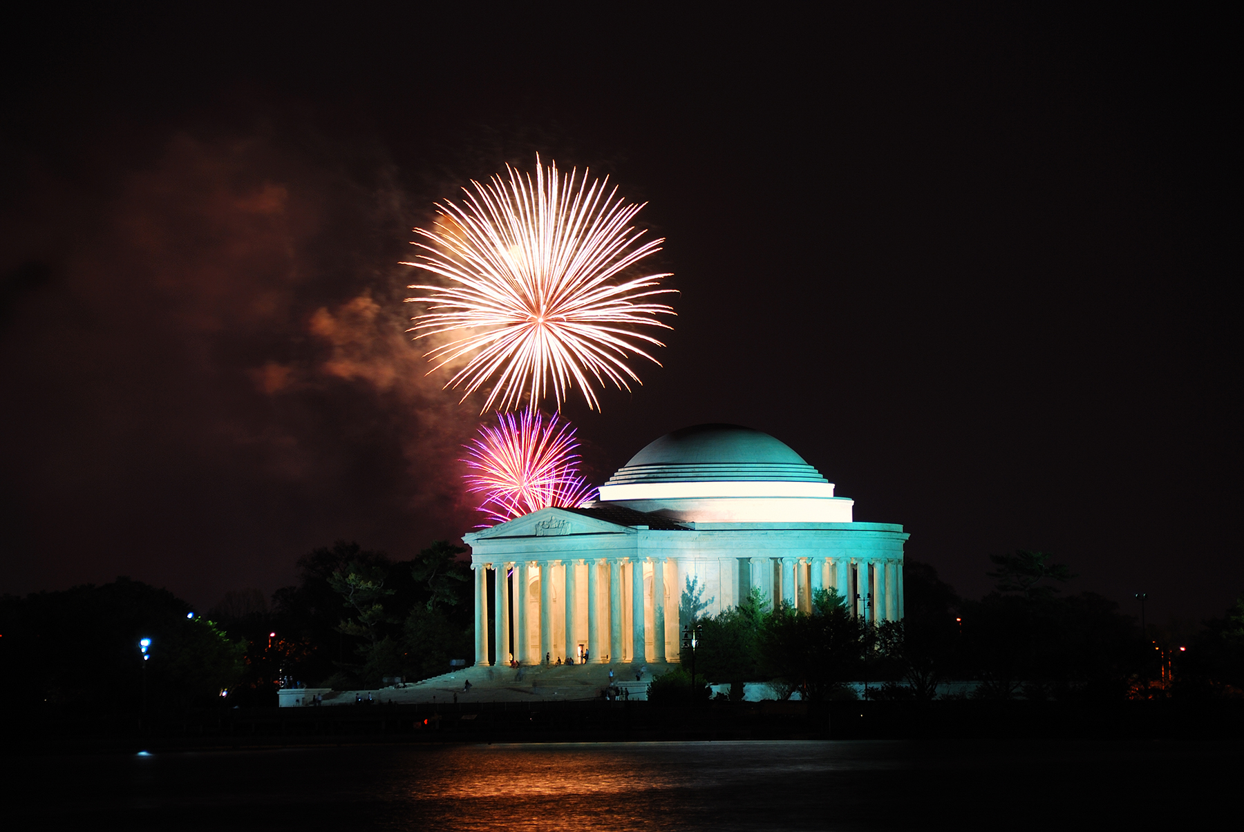 夜空に花火を打ち上げるトーマス・ジェファーソン記念館