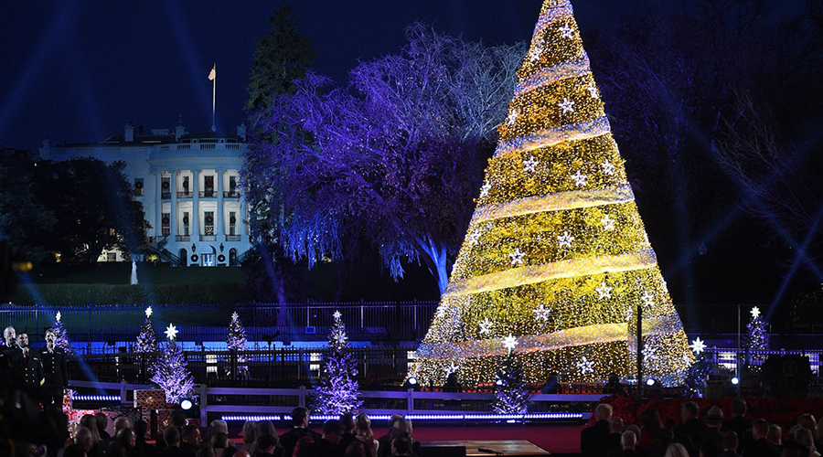 Photo prise lors de la cérémonie nationale d'illumination du sapin de Noël à l'extérieur de la Maison Blanche